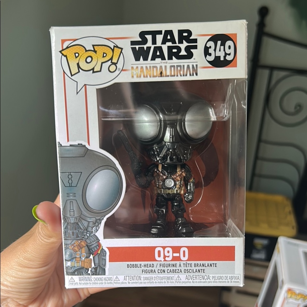 Funko Star Wars Mandalorian Q9-0 Black and Gray Figure